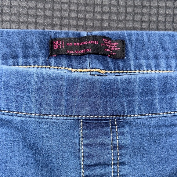 LIMITED TIME $4 ITEM!! No Boundaries Women's Denim Skinny Jeans - Picture 2 of 4